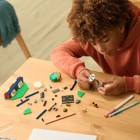 BLDR: SQUISHMALLOWS BUILDING SET - AVERY'S BALL GAME WITH AVERY